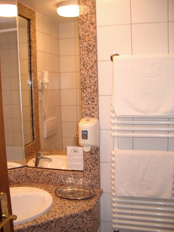 Arany Bárány Hotel Zalaegerszeg Szoba fotó